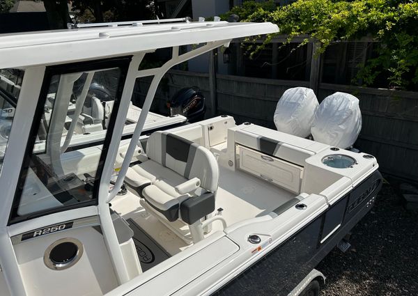 Robalo R250-CENTER-CONSOLE image