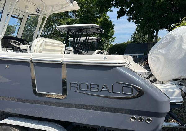 Robalo R250-CENTER-CONSOLE image