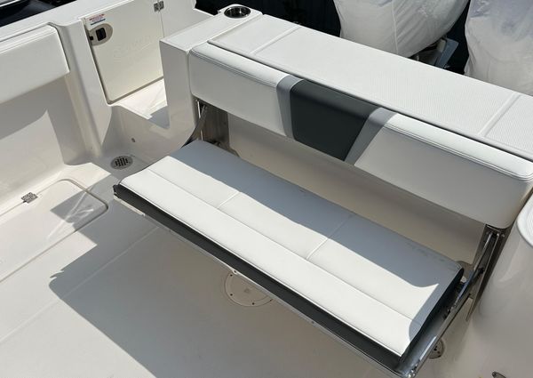 Robalo R250-CENTER-CONSOLE image