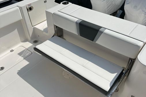 Robalo R250-CENTER-CONSOLE image