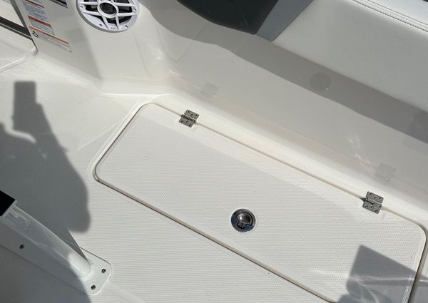 Robalo R250-CENTER-CONSOLE image