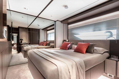 Ferretti Yachts 860 image