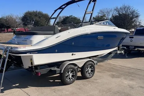 Sea Ray SPX 210 image