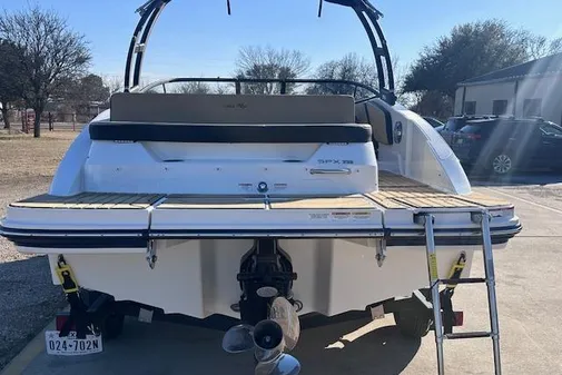 Sea Ray SPX 210 image
