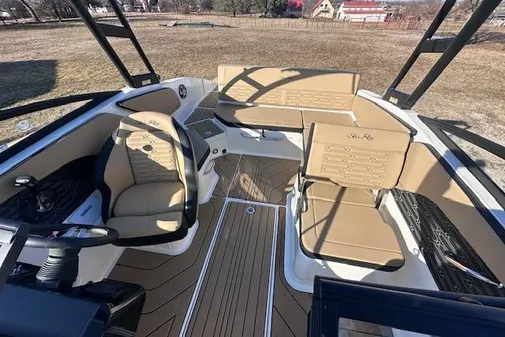 Sea Ray SPX 210 image