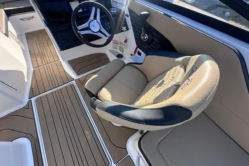 Sea Ray SPX 210 image