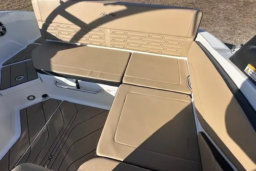Sea Ray SPX 210 image