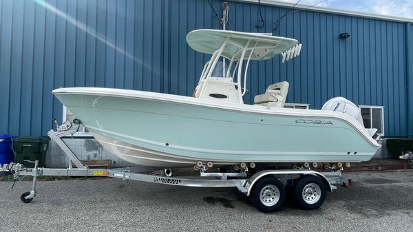 Cobia 220 Center Console 