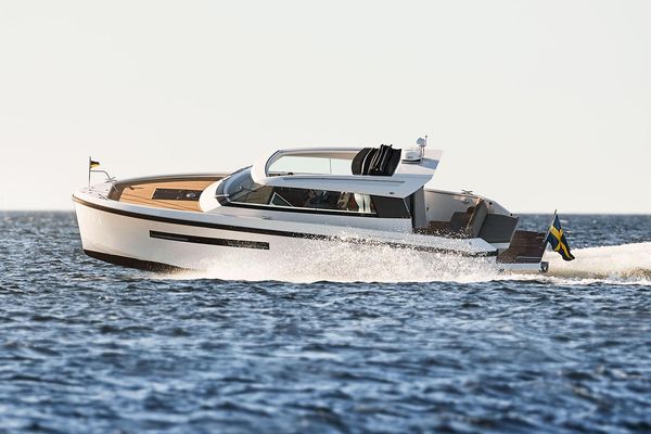 Delta Powerboats 33 Coupe - main image