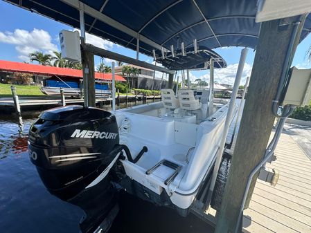 Boston Whaler 220 Outrage image