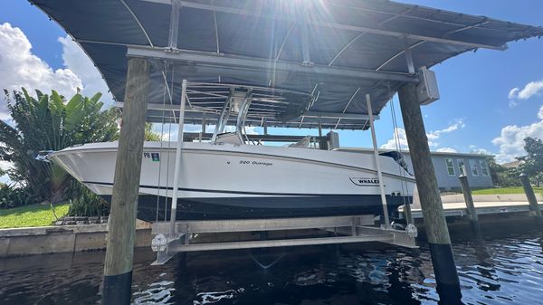 Boston Whaler 220 Outrage 