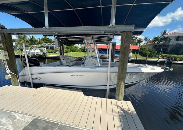 Boston Whaler 220 Outrage image