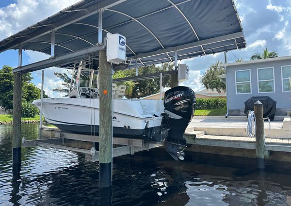 Boston Whaler 220 Outrage image