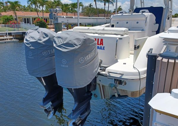 Robalo R300 Center Console image