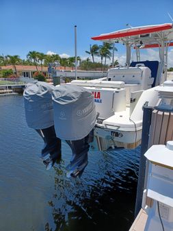 Robalo R300 Center Console image