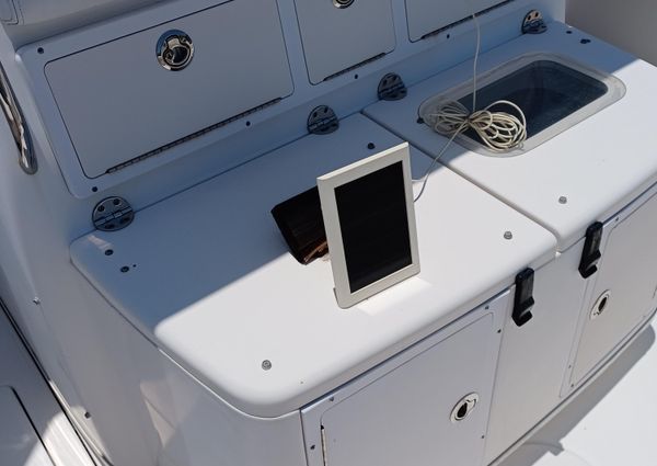 Robalo R300 Center Console image