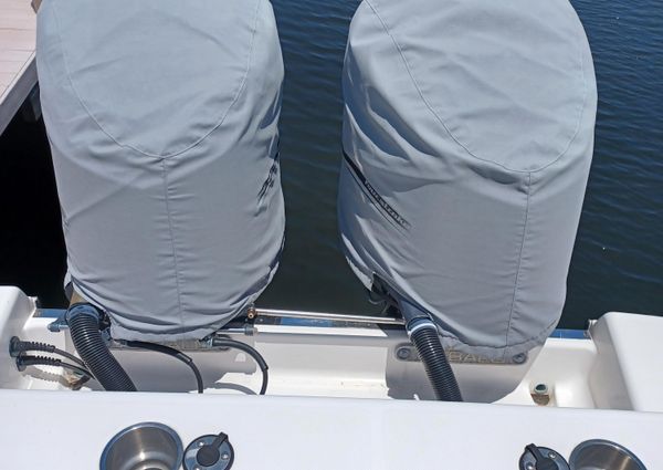 Robalo R300 Center Console image