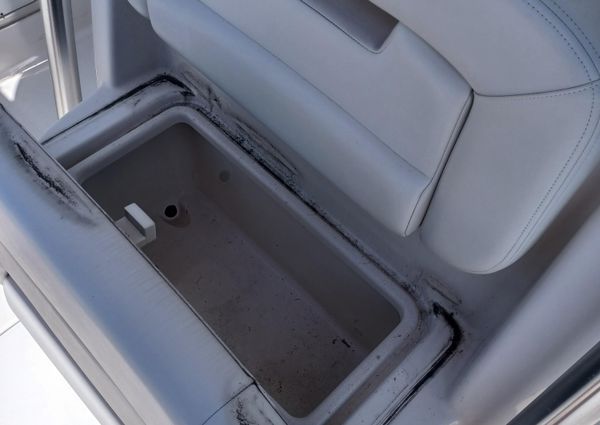 Robalo R300 Center Console image