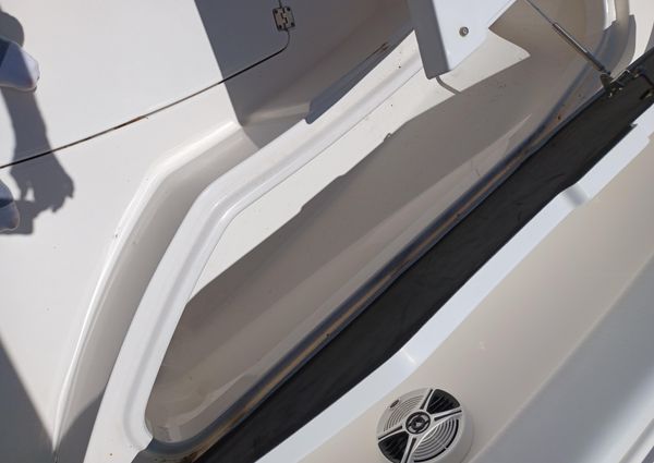 Robalo R300 Center Console image