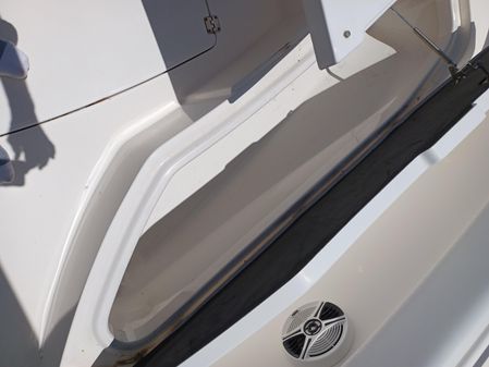 Robalo R300 Center Console image