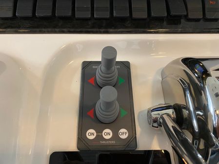Sea Ray 500 Sedan Bridge image