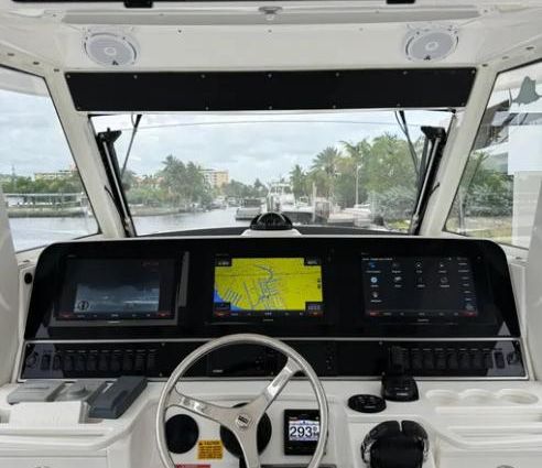 Everglades 435 Center Console image