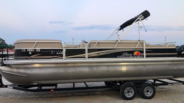 Sun Tracker 24 DLX LP 3 Tri-Toon 