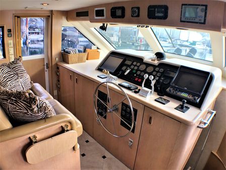 Hatteras 74 Sport Deck Motoryacht image