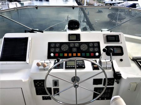 Hatteras 74 Sport Deck Motoryacht image