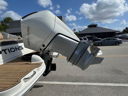 Sea Ray SDX 270 Outboard image