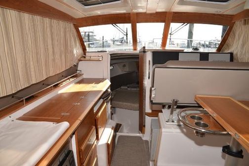 Cutwater C-32-COMMAND-BRIDGE image