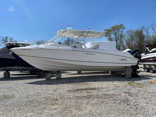 Boston-whaler 320-OUTRAGE-CUDDY-CABIN - main image