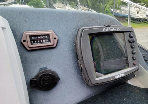 Bayliner 2052 Trophy Walkaround image
