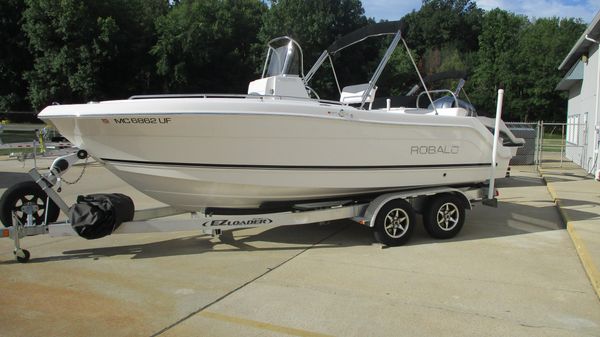 Robalo R222 Center Console
