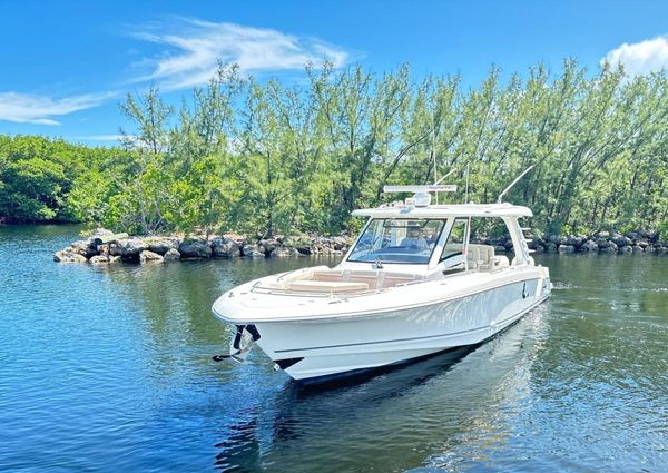 Boston Whaler 350 Realm image