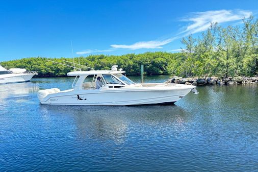 Boston Whaler 350 Realm image