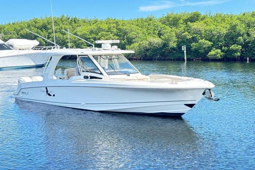 Boston Whaler 350 Realm image