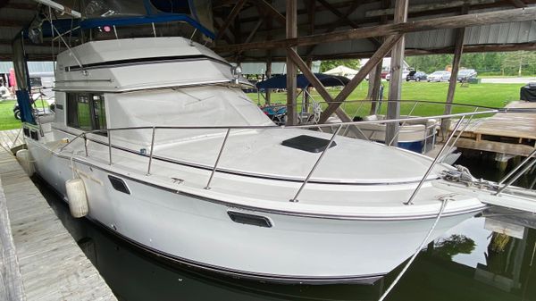 Carver 32 Aft Cabin