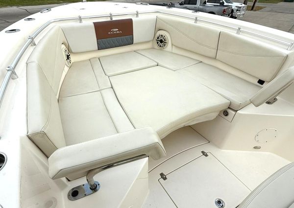 Cobia 320 Center Console image