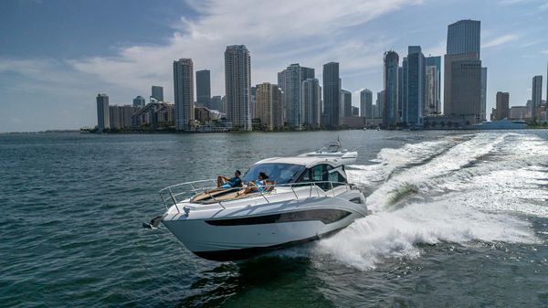 Galeon 425 HTS image