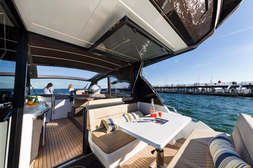 Galeon 425 HTS image