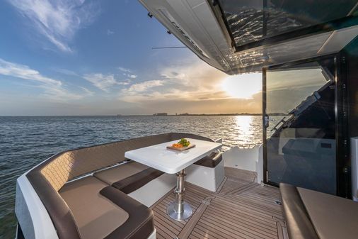 Galeon 425 HTS image