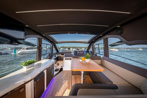 Galeon 425 HTS image