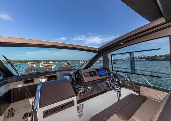 Galeon 425 HTS image