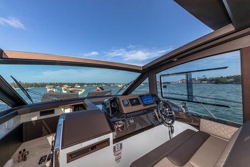 Galeon 425 HTS image