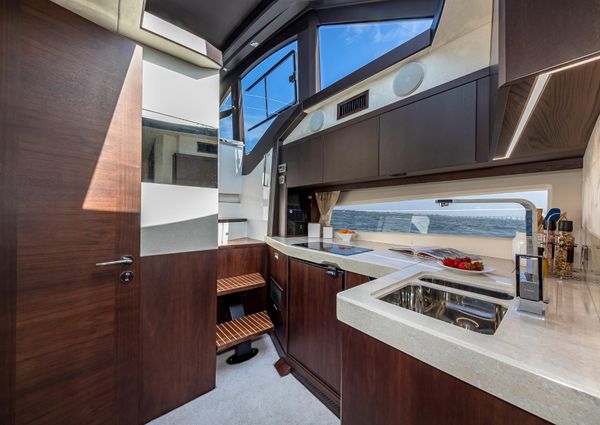 Galeon 425 HTS image