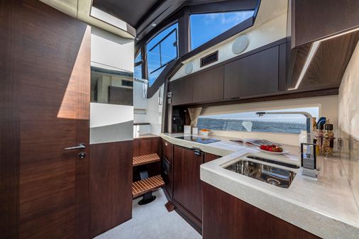 Galeon 425 HTS image