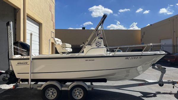 Boston Whaler 19 OUTRAGE