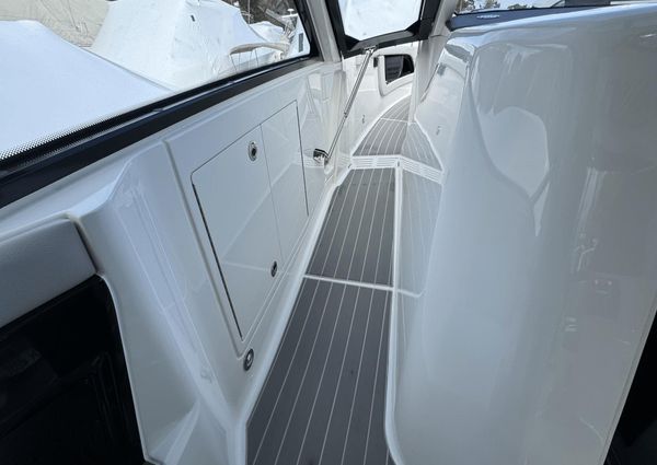 Sea Ray 370 Sundancer Outboard image