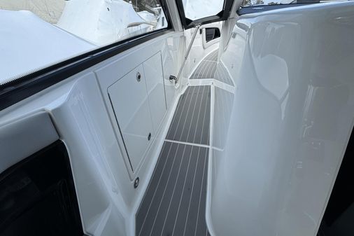 Sea Ray 370 Sundancer Outboard image